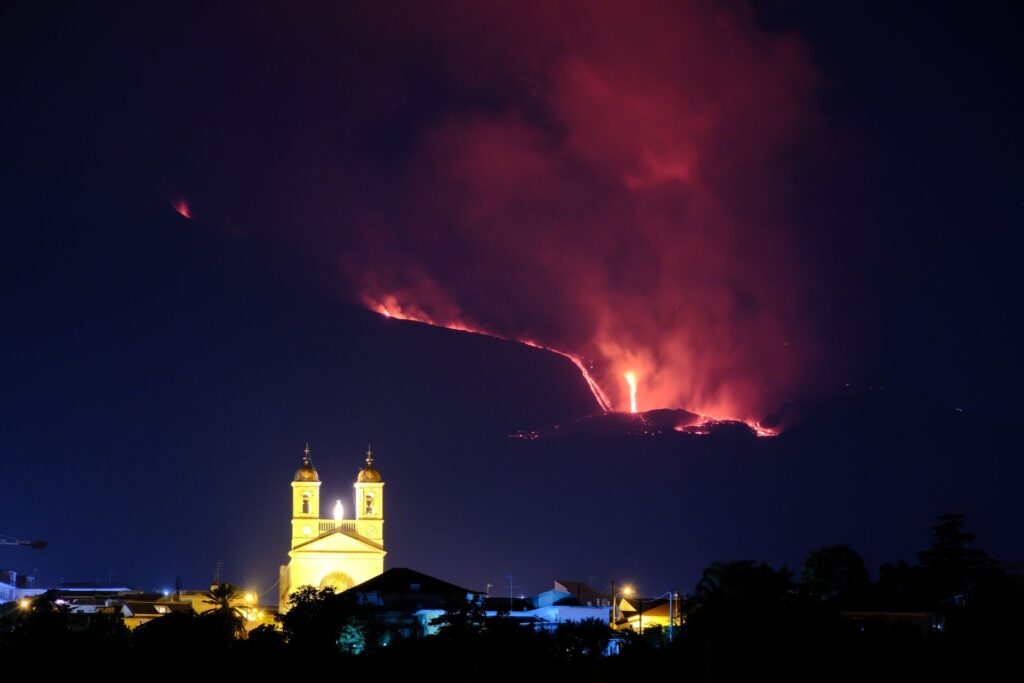 Cercetătorii au găsit dovezi microscopice privind fracturarea și regenerarea repetată a magmei în perioada erupțiilor.
