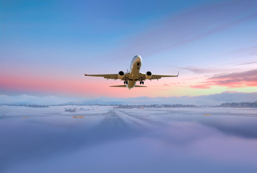 Prețul combustibilului scade, însă costurile biletelor de avion continuă să fie ridicate.